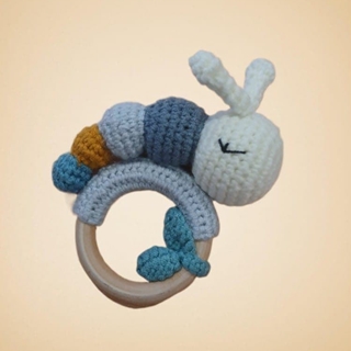 Mordedor oruga tonos azul blanco y dorado hecho a mano a ganchillo (amigurumi) - Imagen 1