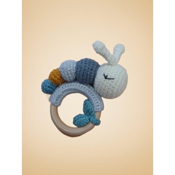 Mordedor oruga tonos azul blanco y dorado hecho a mano a ganchillo (amigurumi) - Imagen 1