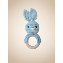 Mordedor sonajero conejo azul hecho a mano a ganchillo (amigurumi). - Imagen 1