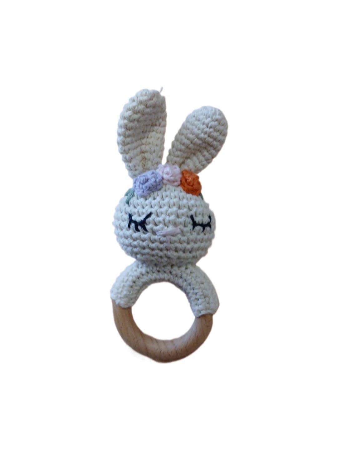 Mordedor sonajero conejo beige con flores hecho a mano a ganchillo (amigurumi). - Imagen 1