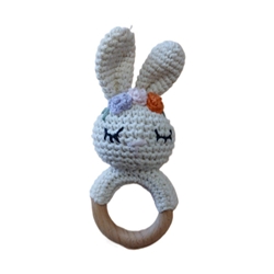 Mordedor sonajero conejo beige con flores hecho a mano a ganchillo (amigurumi). - Imagen 1