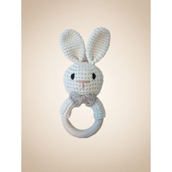 Mordedor sonajero conejo beige hecho a mano a ganchillo (amigurumi). - Imagen 1