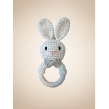 Mordedor sonajero conejo beige hecho a mano a ganchillo (amigurumi). - Imagen 1