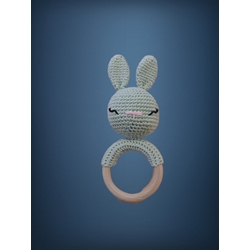 Mordedor sonajero conejo verde hecho a mano a ganchillo (amigurumi). - Imagen 1