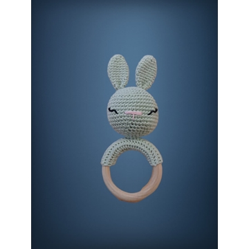 Mordedor sonajero conejo verde hecho a mano a ganchillo (amigurumi). - Imagen 1