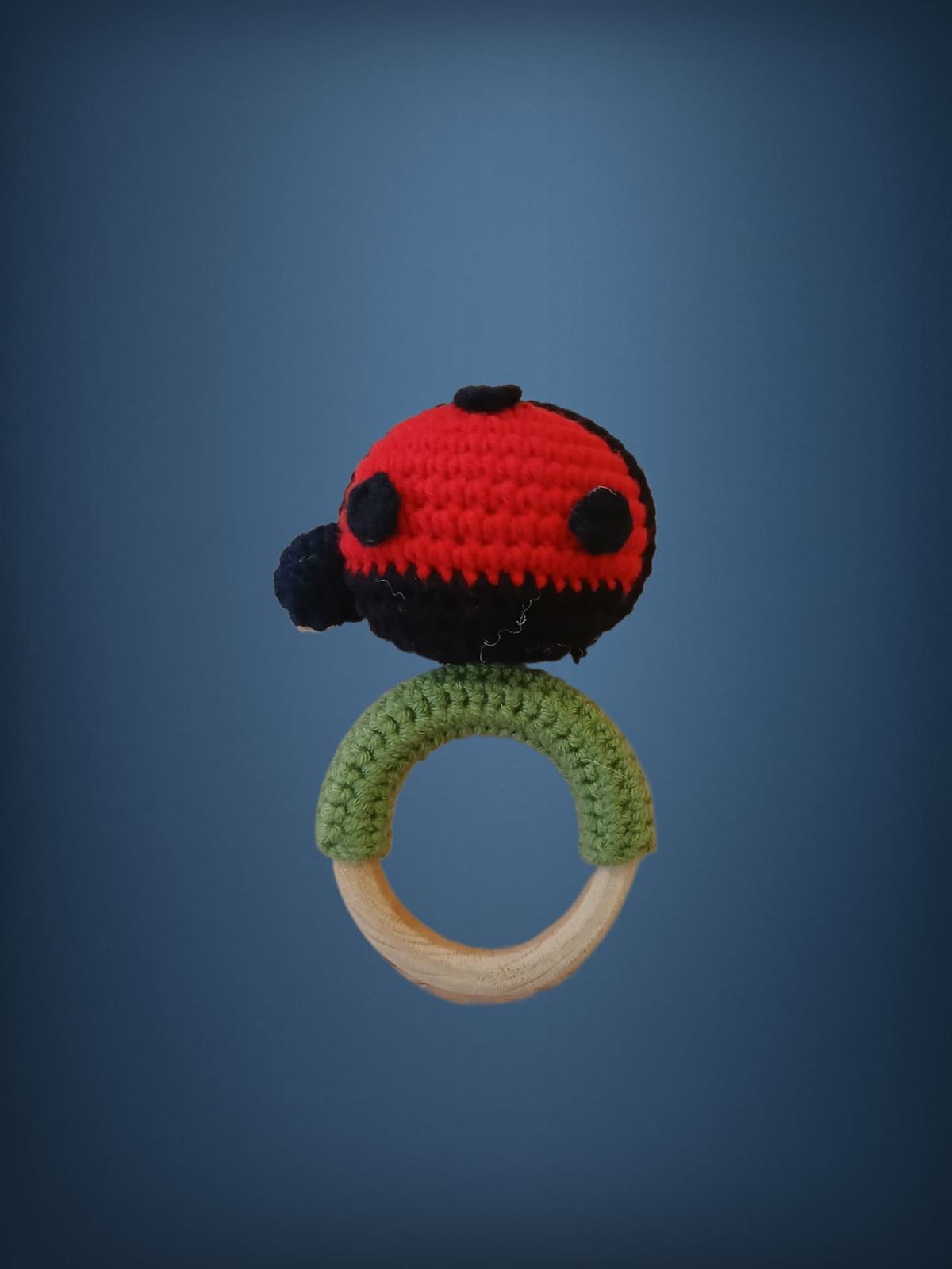 Mordedor sonajero mariquita hecho a mano a ganchillo (amigurumi) - Imagen 1