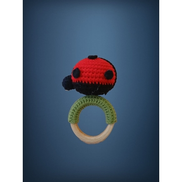 Mordedor sonajero mariquita hecho a mano a ganchillo (amigurumi) - Imagen 1