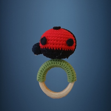 Mordedor sonajero mariquita hecho a mano a ganchillo (amigurumi) - Imagen 1
