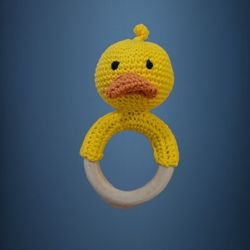 Mordedor sonajero pato amarillo hecho a mano a ganchillo (amigurumi). - Imagen 1