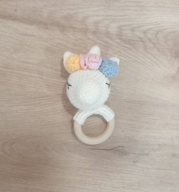 Mordedor sonajero unicornio hecho a mano a ganchillo (amigurumi) - Imagen 1