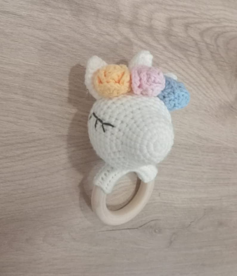 Mordedor sonajero unicornio hecho a mano a ganchillo (amigurumi) - Imagen 2
