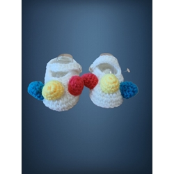 Patuco zapato blanco con bolas de colores hecho a mano a ganchillo. - Imagen 1