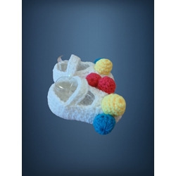 Patuco zapato blanco con bolas de colores hecho a mano a ganchillo. - Imagen 2