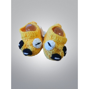 Patuco zapato coche amarillo hecho a mano a ganchillo. - Imagen 1