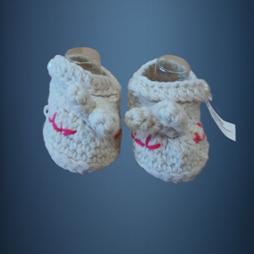 Patuco zapato conejo beige hecho a mano a ganchillo. - Imagen 1