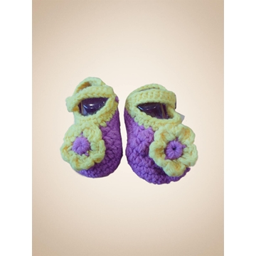 Patuco zapato lila con flor hecho a mano a ganchillo. - Imagen 1