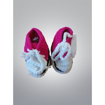 Patuco zapato tipo tenis converse fucsia hecho a mano a ganchillo. - Imagen 1