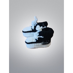 Patuco zapato tipo tenis converse negro hecho a mano a ganchillo. - Imagen 2