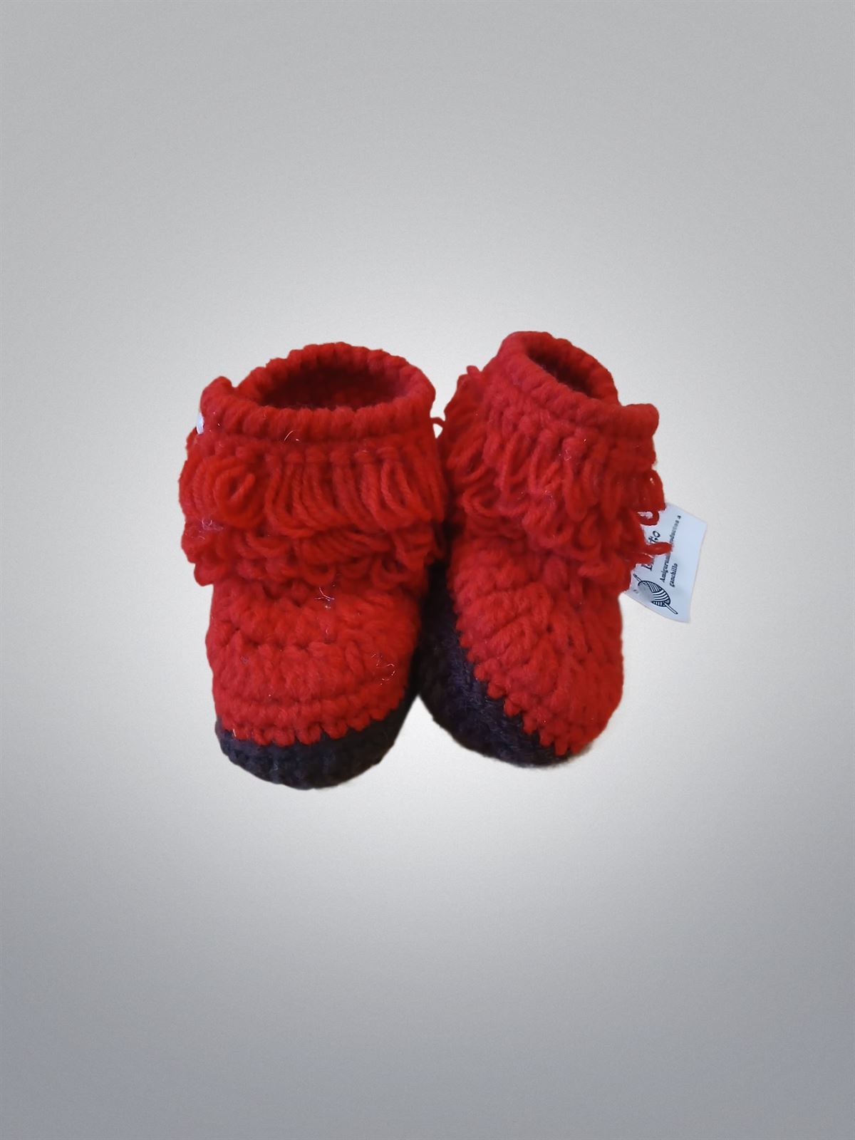 Patucos zapato bota hecha a mano a ganchillo color rojo. - Imagen 1