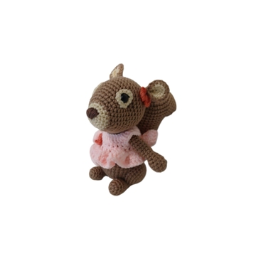 Peluche ardilla con vestido rosa hecha a mano a ganchillo (amigurumi). - Imagen 1