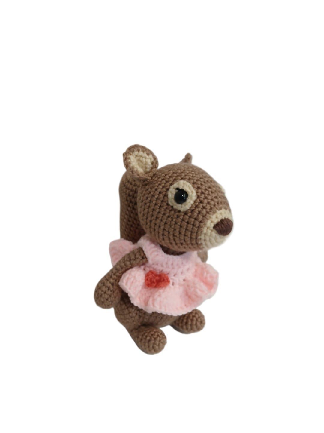 Peluche ardilla con vestido rosa hecha a mano a ganchillo (amigurumi). - Imagen 3
