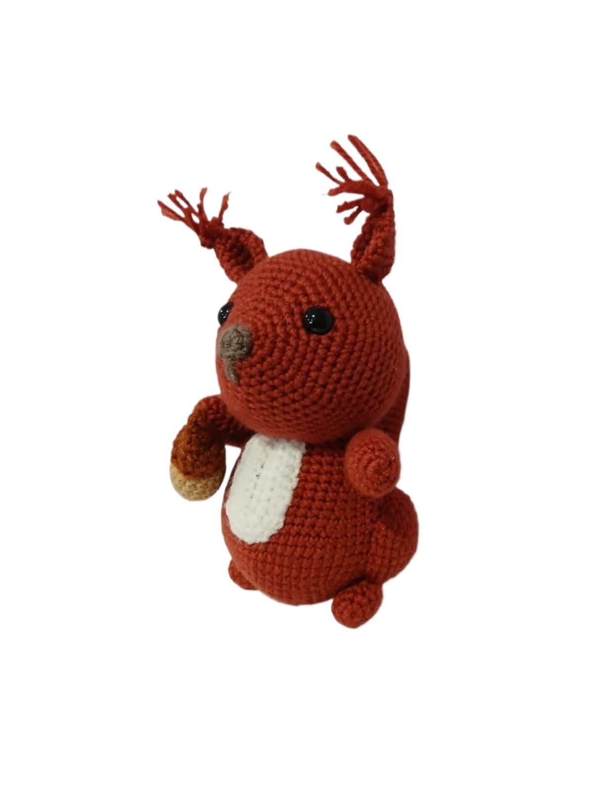 Peluche ardilla hecho a mano a ganchillo (amigurumi). - Imagen 2