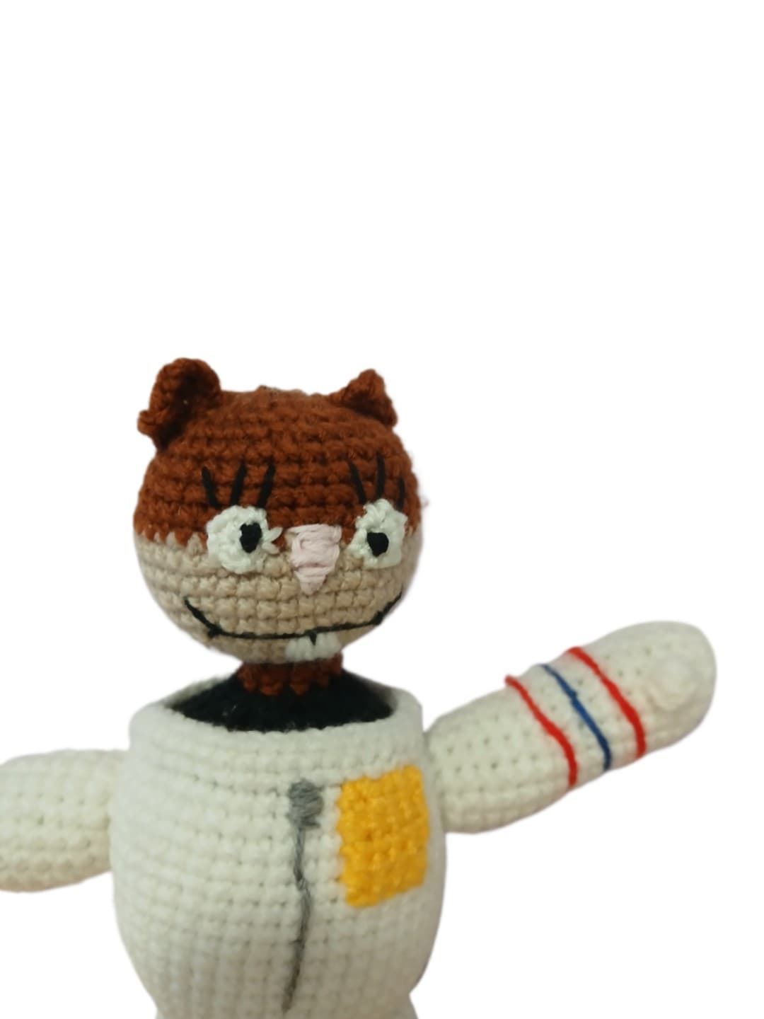 Peluche arenita bob esponja hecho a mano a ganchillo (amigurumi). - Imagen 4