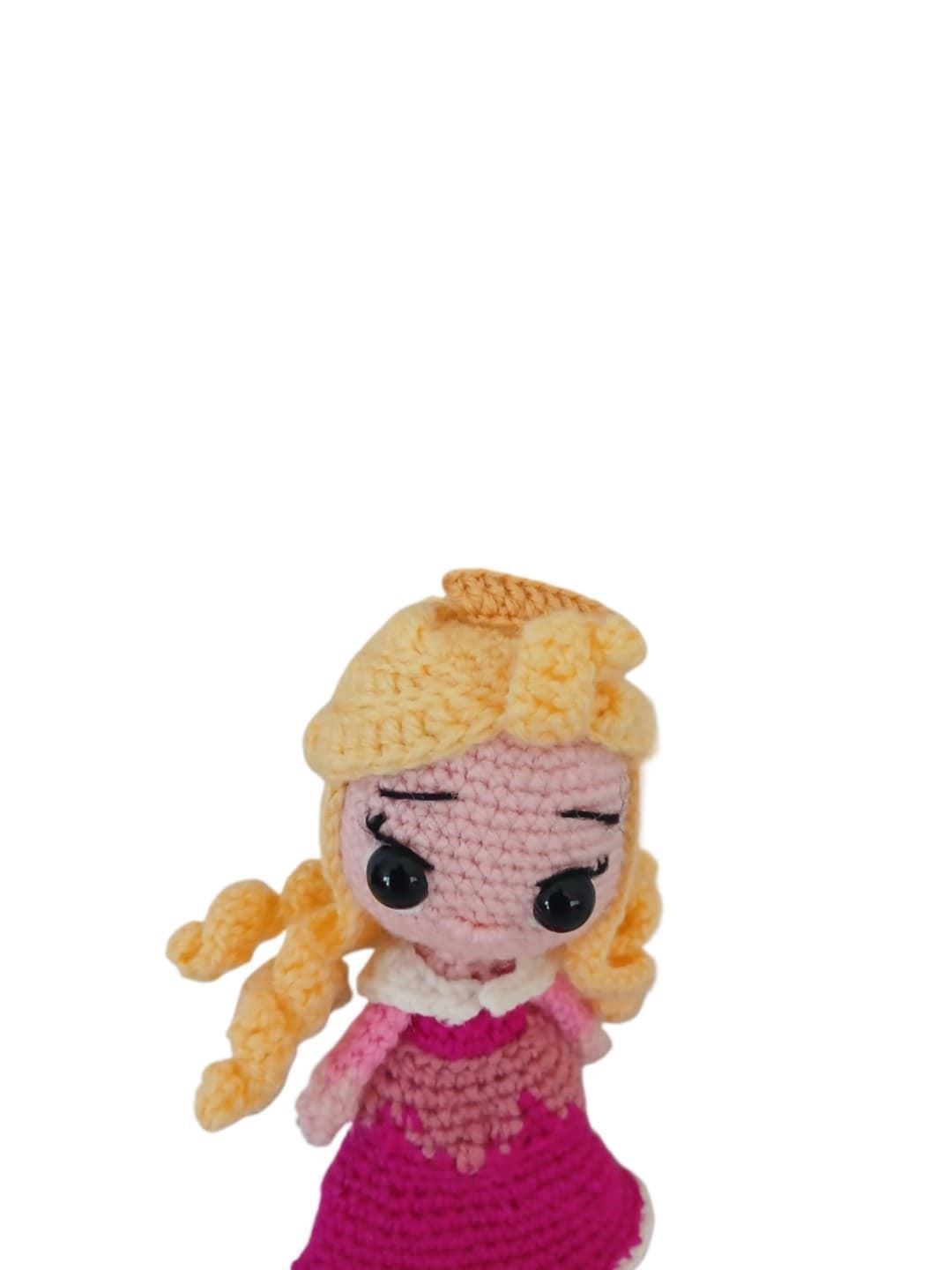 Peluche aurora princesa hecha a mano a ganchillo (amigurumi). - Imagen 4