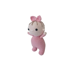 Peluche bebé rosa con lazo hecho a mano a ganchillo (amigurumi). - Imagen 2