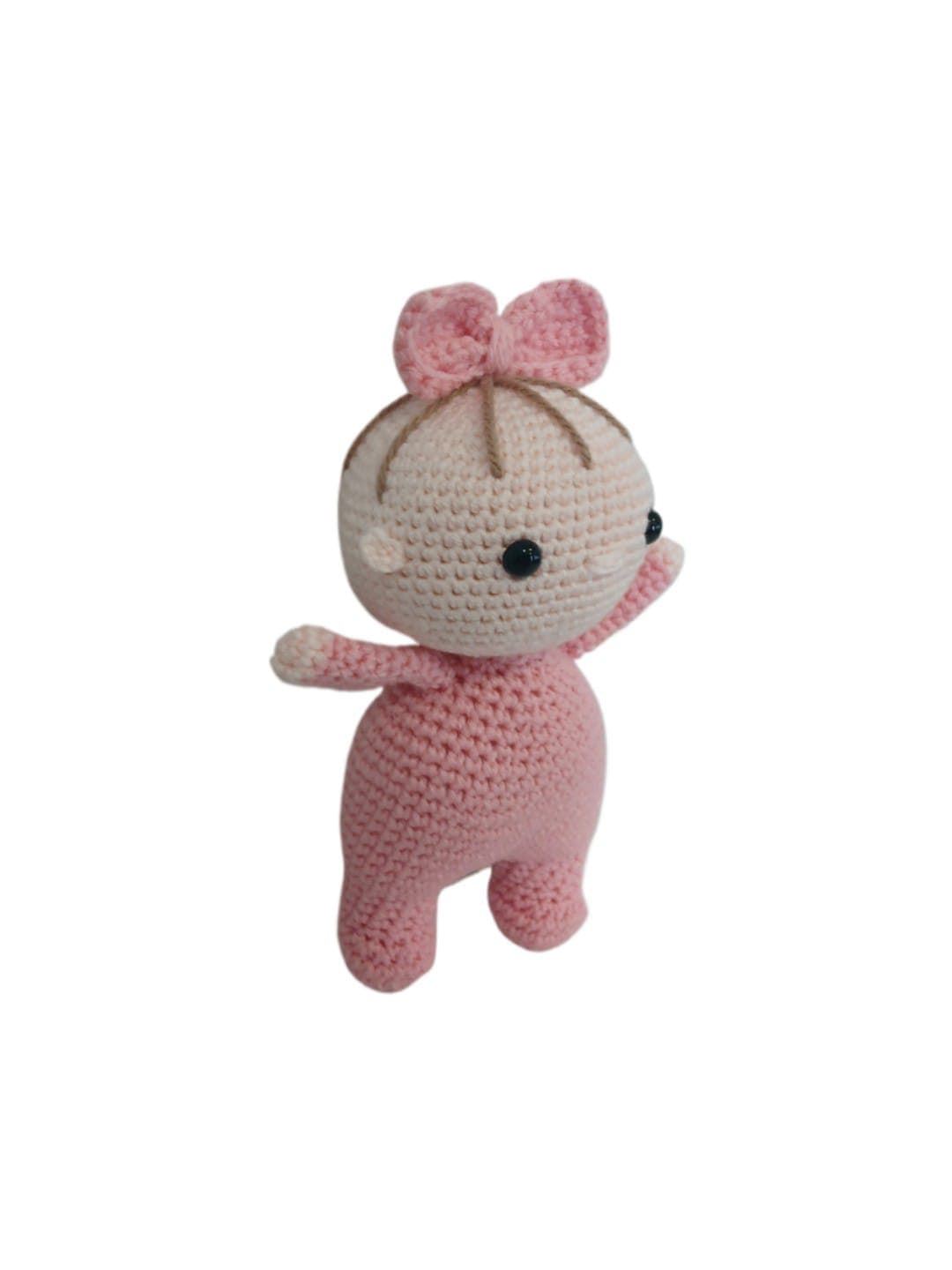 Peluche bebé rosa con lazo hecho a mano a ganchillo (amigurumi). - Imagen 3