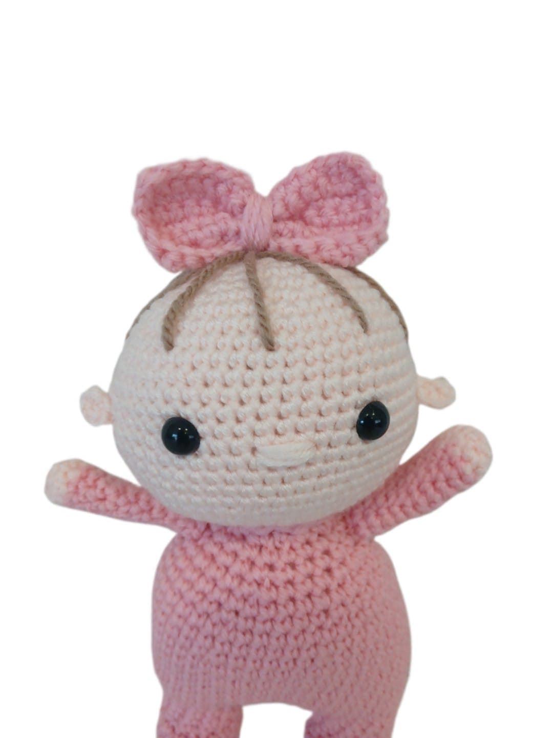 Peluche bebé rosa con lazo hecho a mano a ganchillo (amigurumi). - Imagen 4