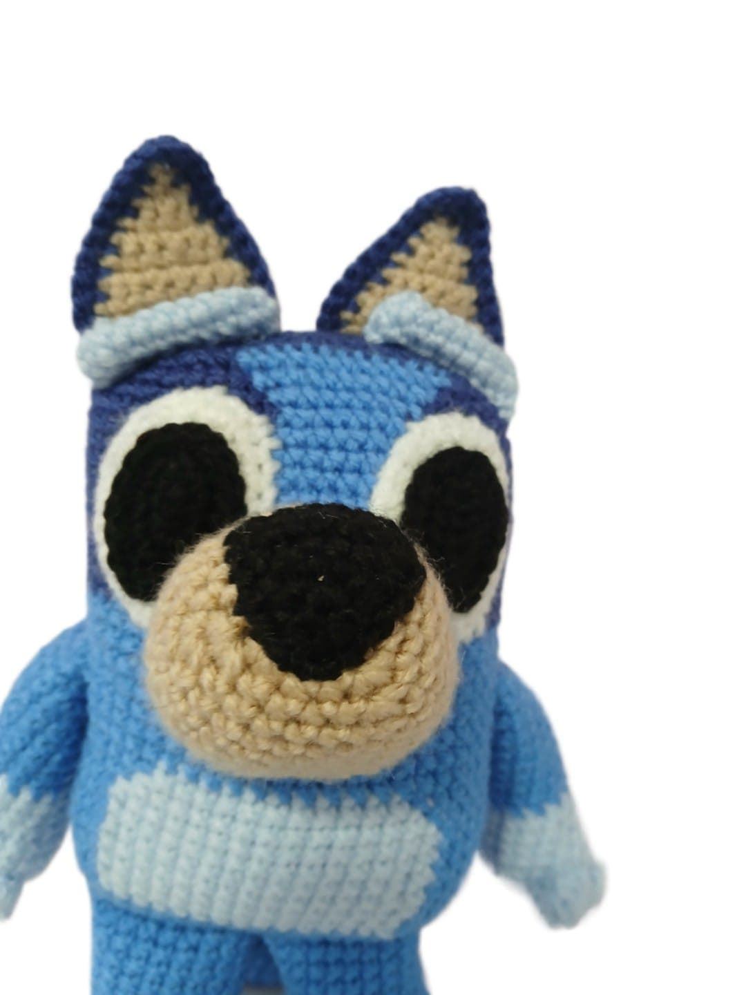 Peluche bluey hecho a mano a ganchillo (amigurumi). - Imagen 4