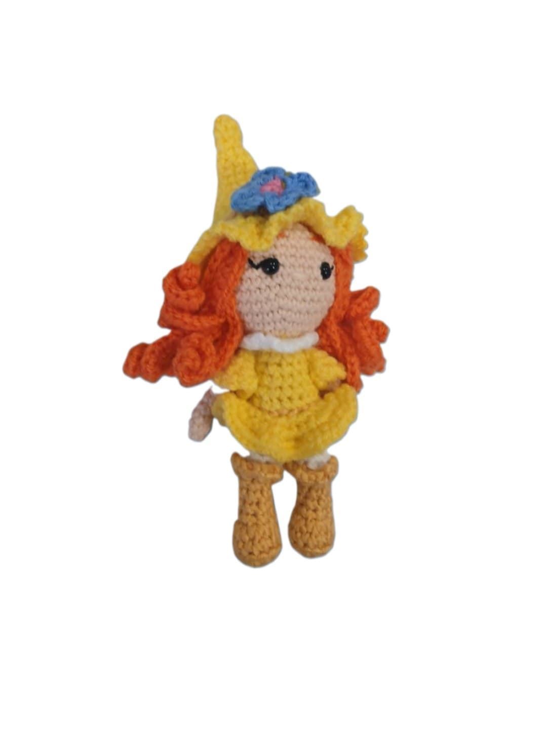 Peluche bruja amarilla hecho a mano a ganchillo (amigurumi). - Imagen 1