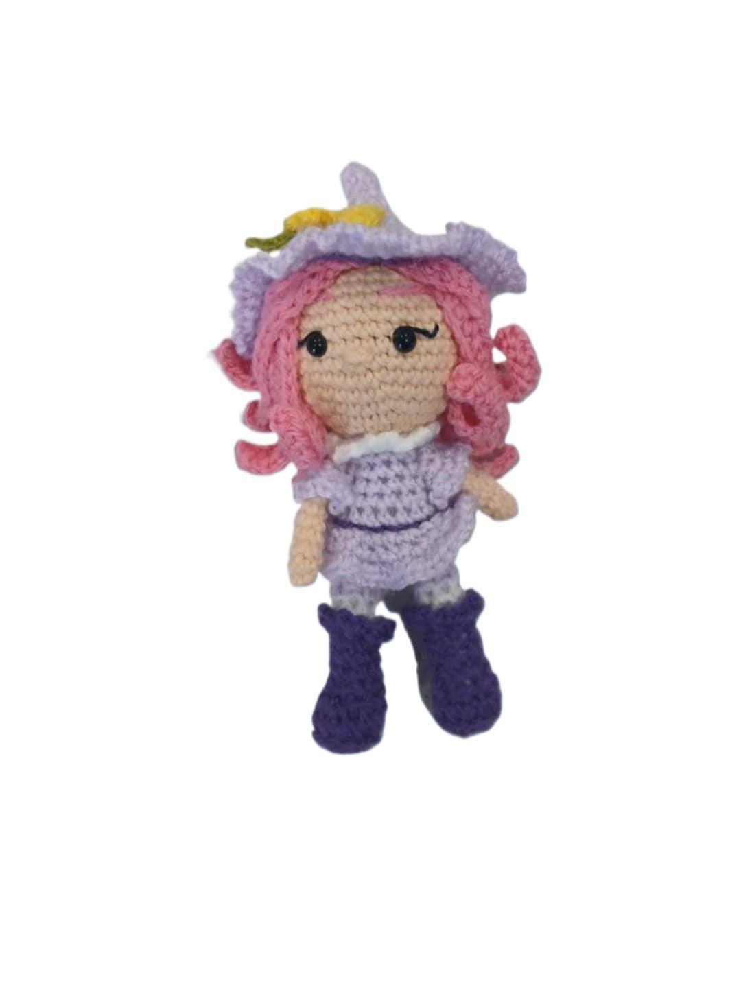 Peluche bruja lila hecho a mano a ganchillo (amigurumi). - Imagen 1