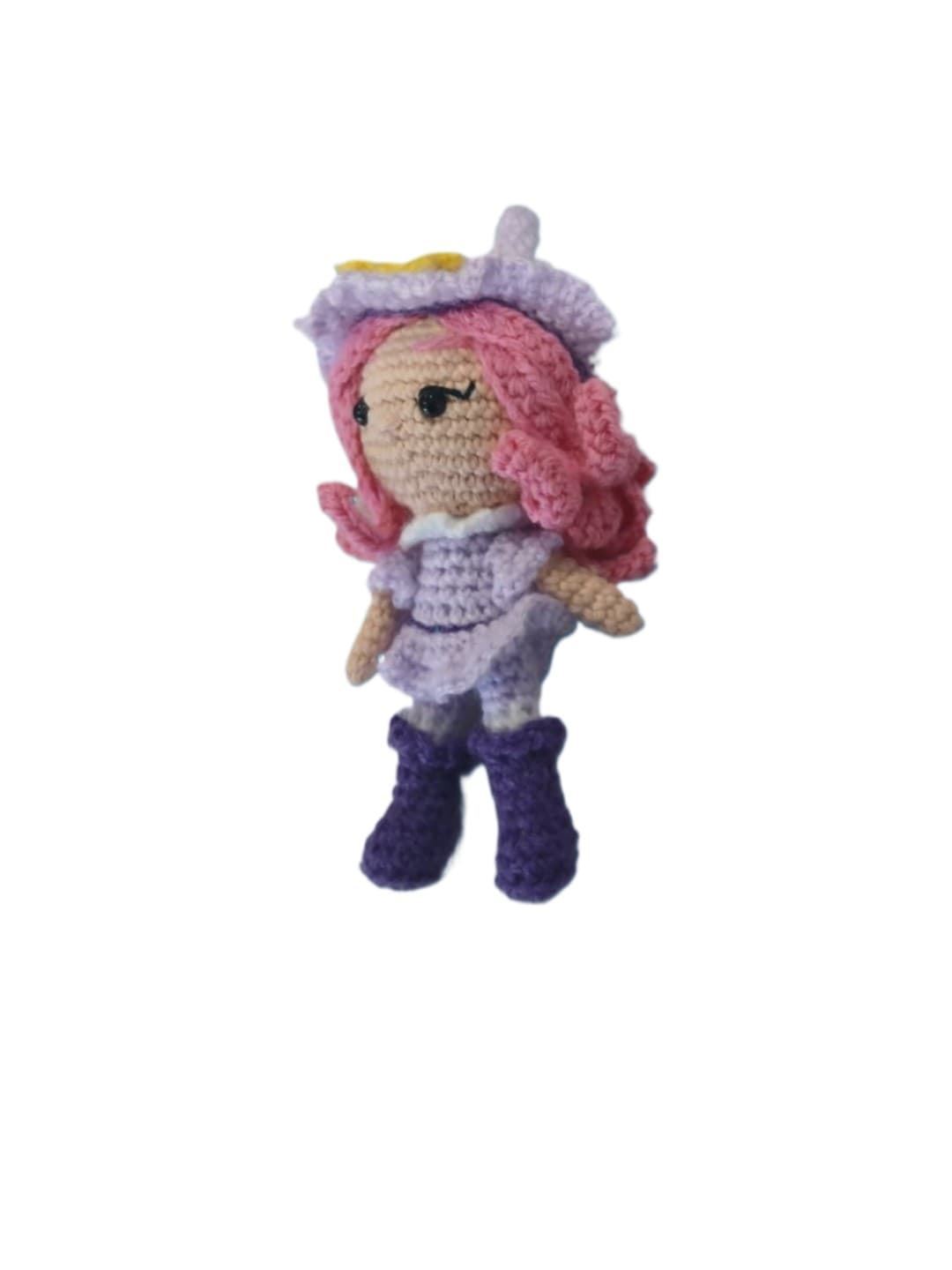 Peluche bruja lila hecho a mano a ganchillo (amigurumi). - Imagen 2