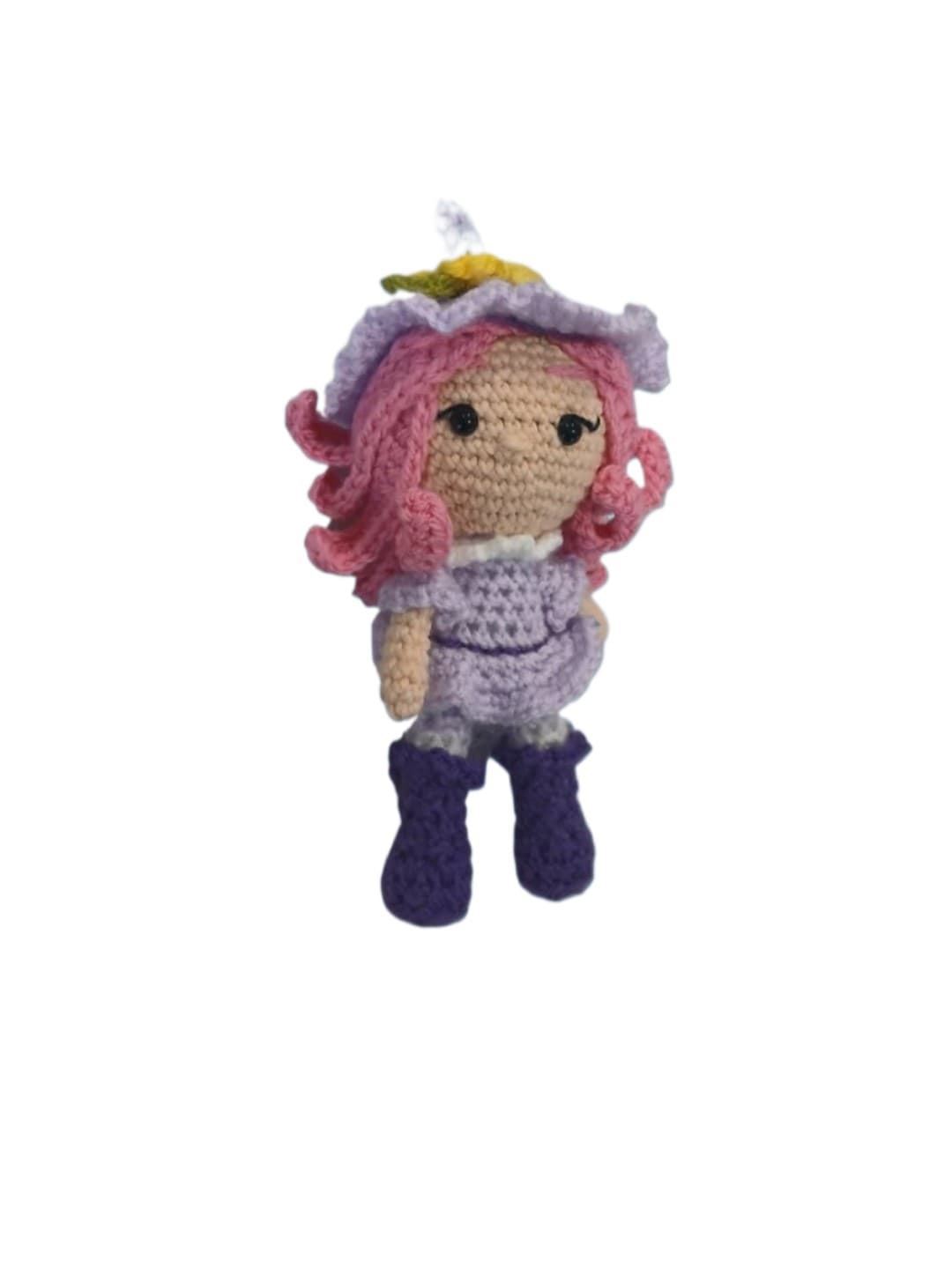 Peluche bruja lila hecho a mano a ganchillo (amigurumi). - Imagen 3