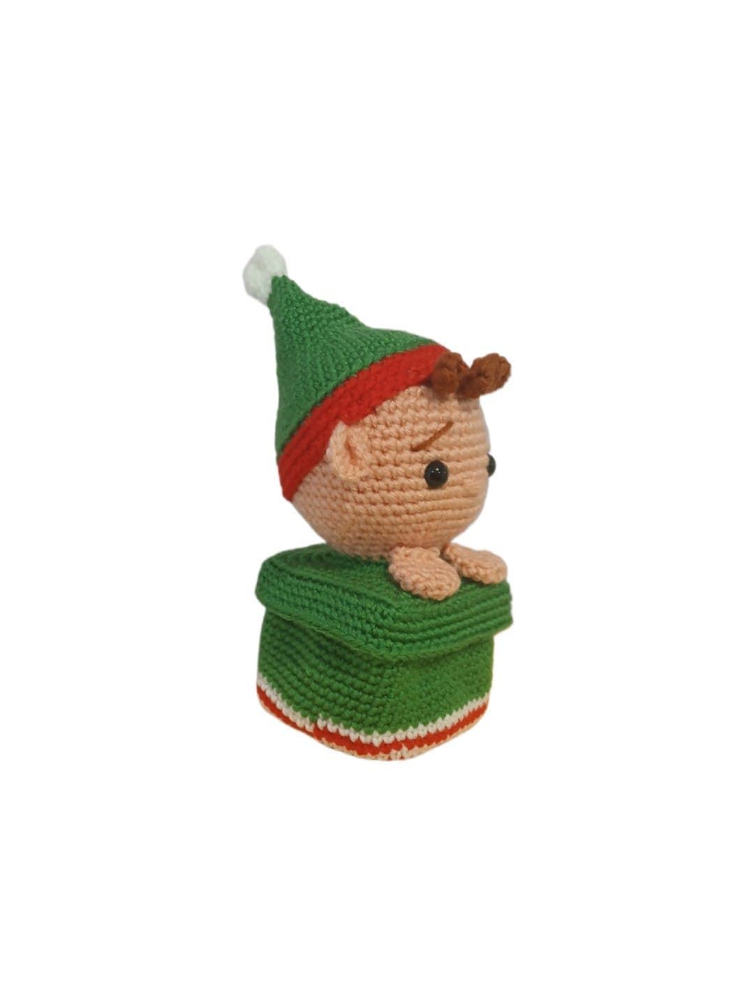 Peluche caja de regalo duende navideño hecha a mano a ganchillo (amigurumi). - Imagen 2