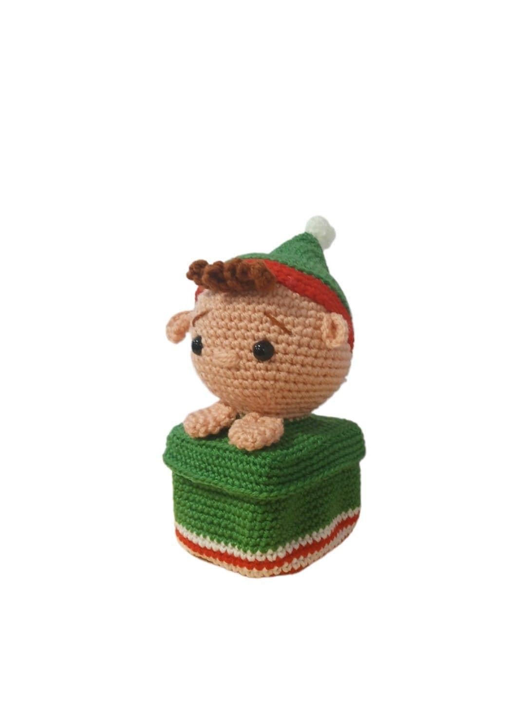 Peluche caja de regalo duende navideño hecha a mano a ganchillo (amigurumi). - Imagen 3