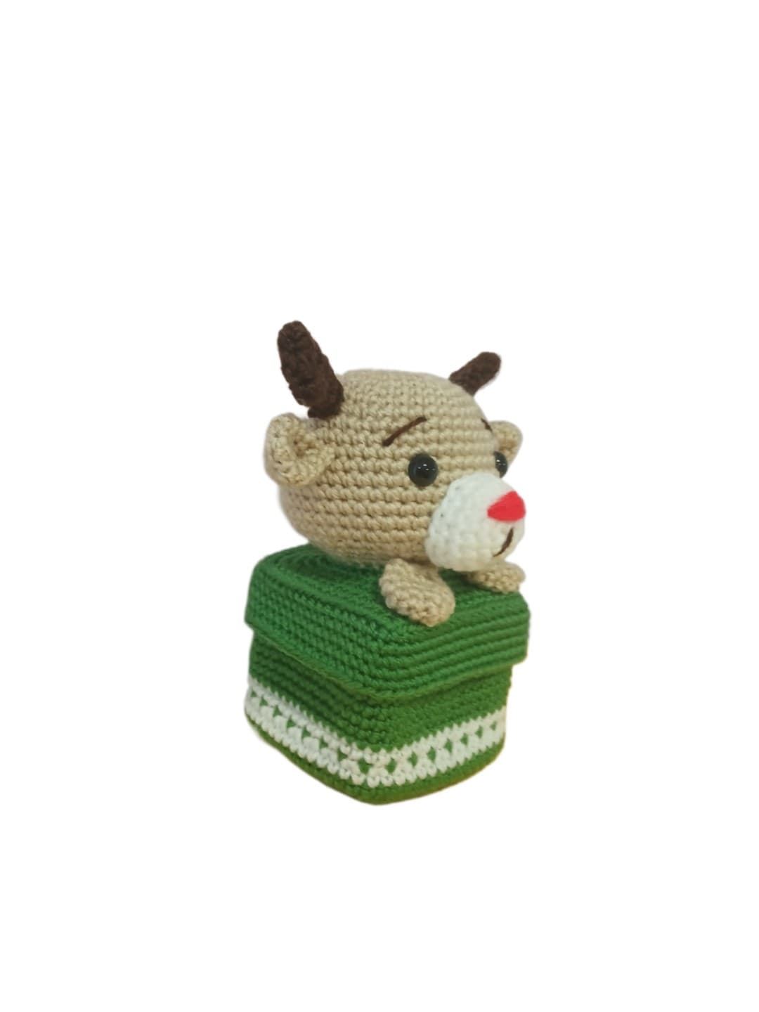 Peluche caja de regalo reno navideño hecha a mano a ganchillo (amigurumi). - Imagen 2
