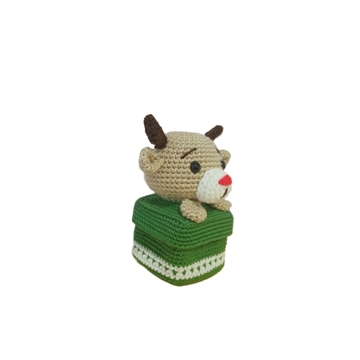 Peluche caja de regalo reno navideño hecha a mano a ganchillo (amigurumi). - Imagen 2