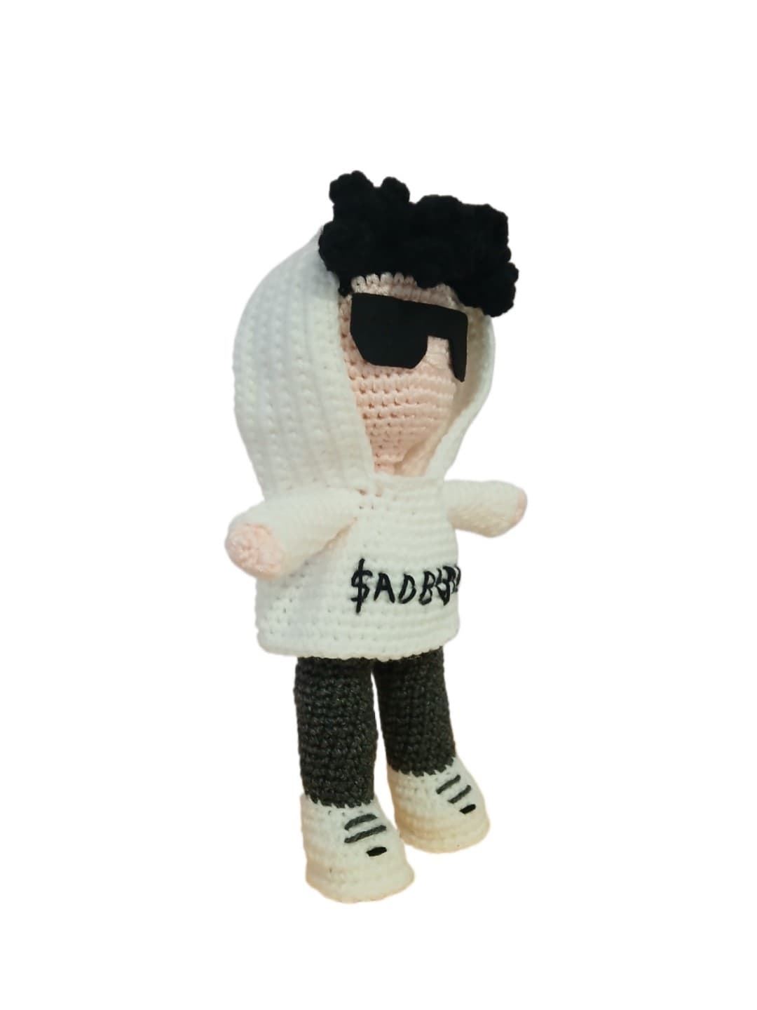 Peluche cantante Junior H hecho a mano a ganchillo (amigurumi). - Imagen 2