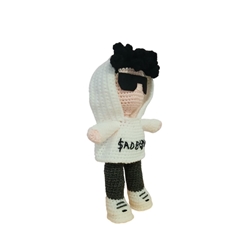 Peluche cantante Junior H hecho a mano a ganchillo (amigurumi). - Imagen 2