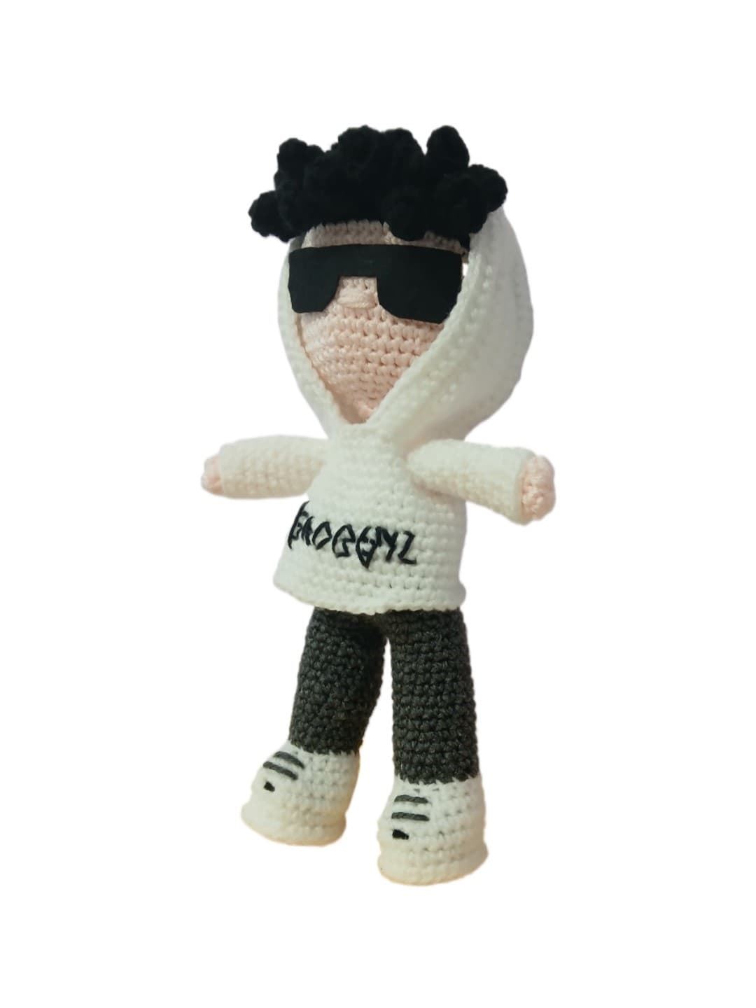 Peluche cantante Junior H hecho a mano a ganchillo (amigurumi). - Imagen 3