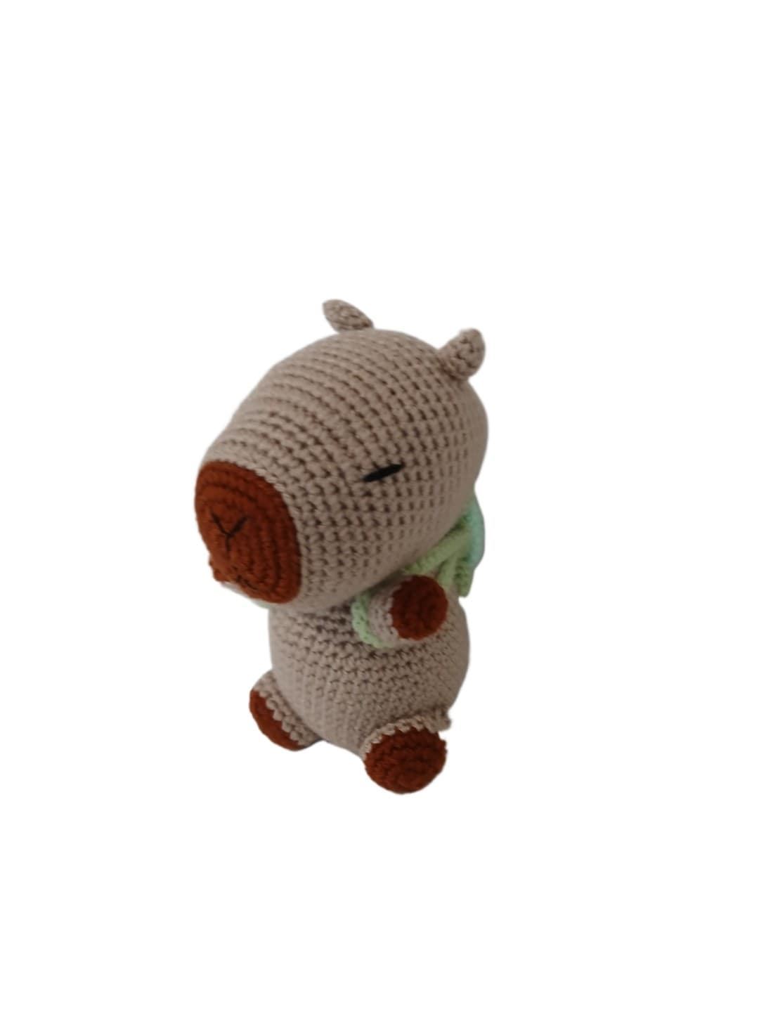 Peluche capibara con mochila tortuga hecho a mano a ganchillo (amigurumi). - Imagen 2