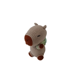 Peluche capibara con mochila tortuga hecho a mano a ganchillo (amigurumi). - Imagen 2
