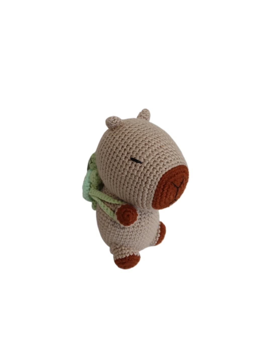 Peluche capibara con mochila tortuga hecho a mano a ganchillo (amigurumi). - Imagen 3
