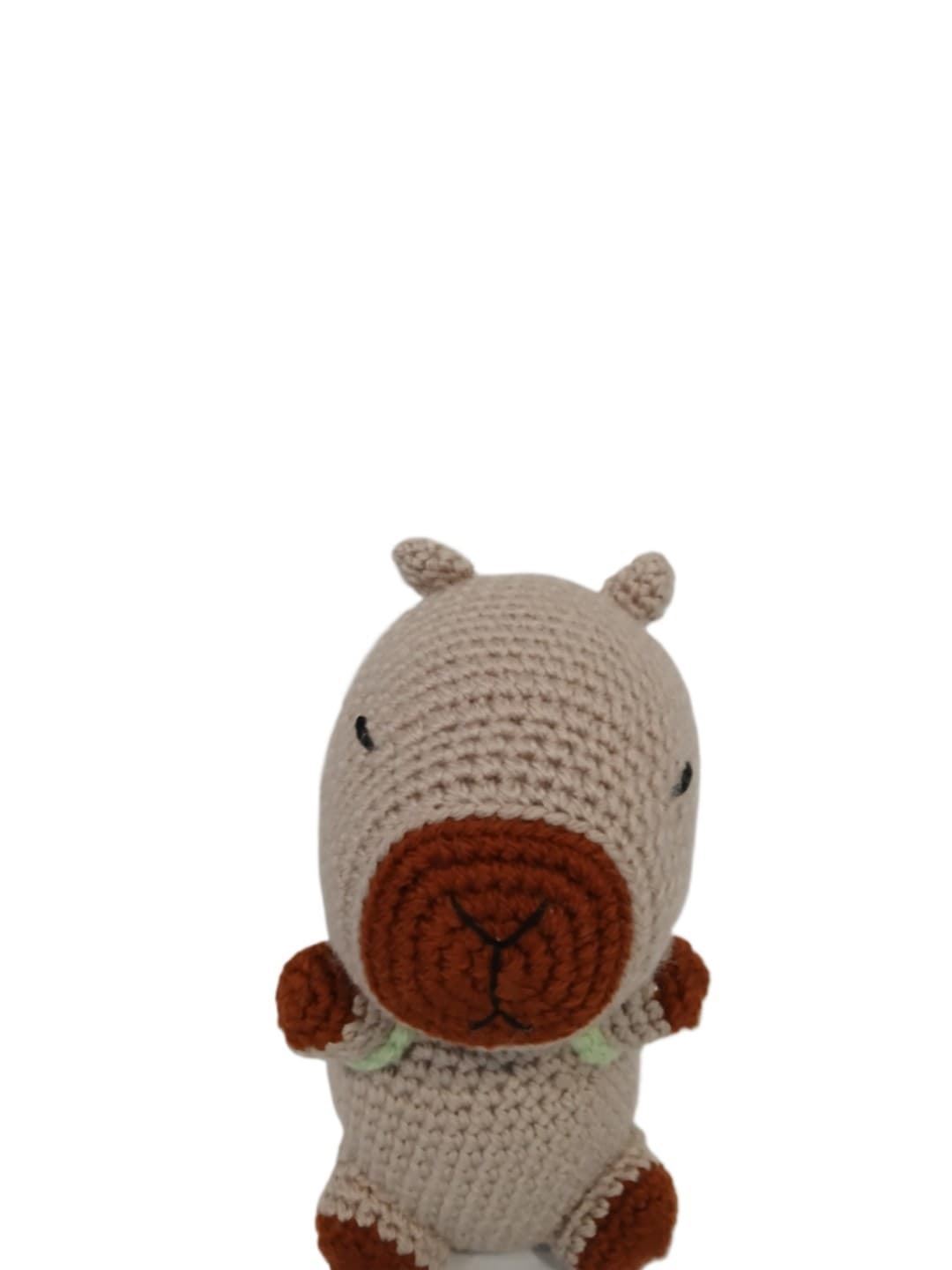 Peluche capibara con mochila tortuga hecho a mano a ganchillo (amigurumi). - Imagen 4