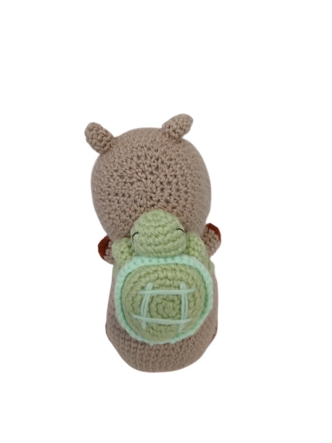 Peluche capibara con mochila tortuga hecho a mano a ganchillo (amigurumi). - Imagen 5