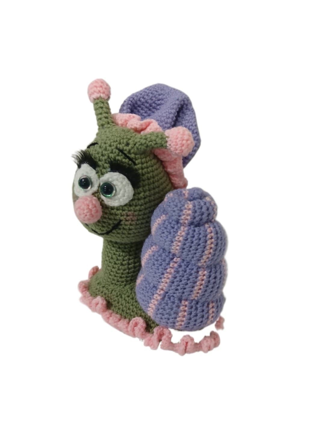 Peluche caracol con gorro hecho a mano a ganchillo (amigurumi). - Imagen 2