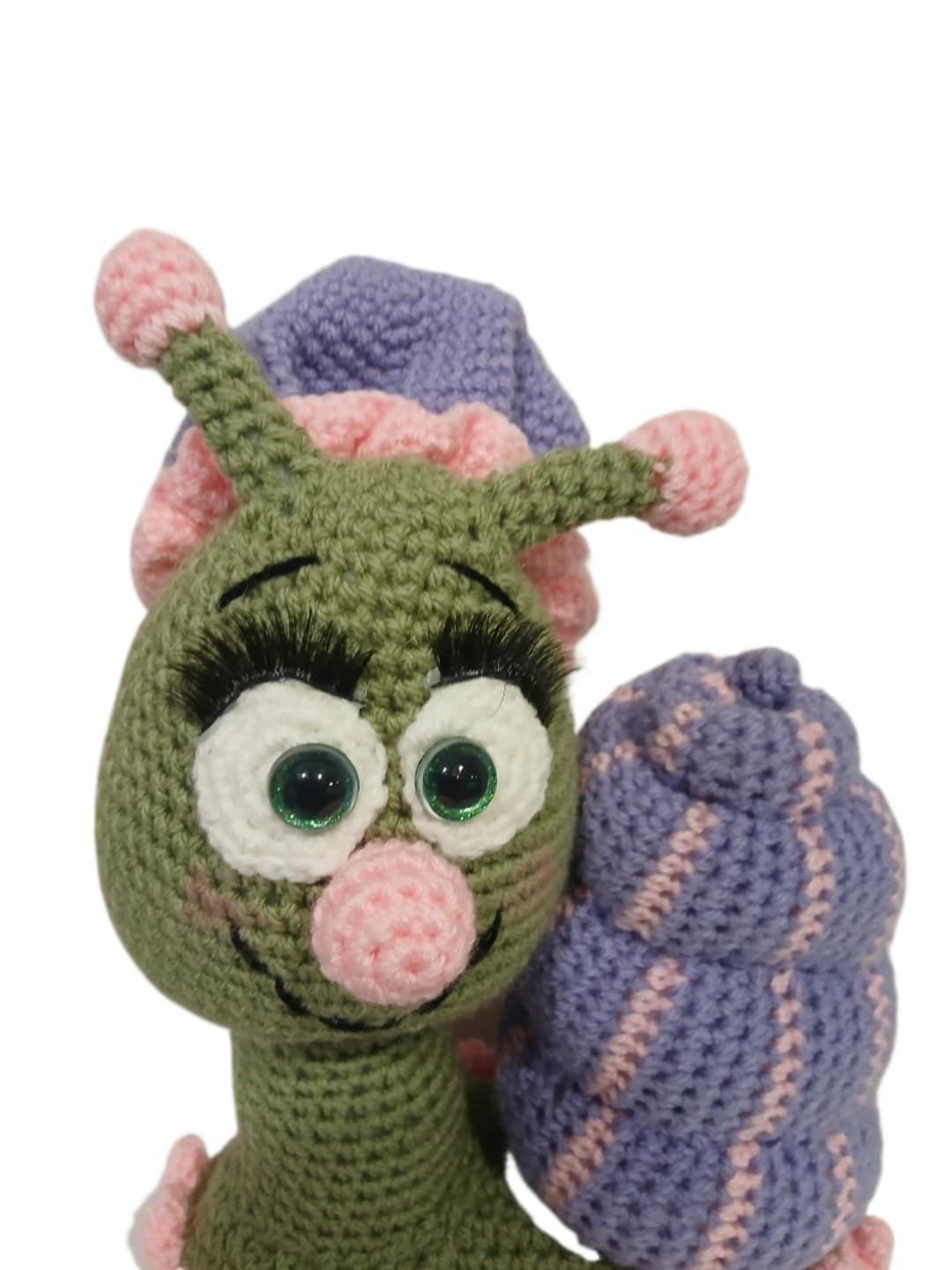 Peluche caracol con gorro hecho a mano a ganchillo (amigurumi). - Imagen 4